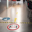 Immagine di Pittogramma da pavimento rimovibile "Mantenere la distanza di sicurezza" - Ø 43 cm - Durable [1041-03]